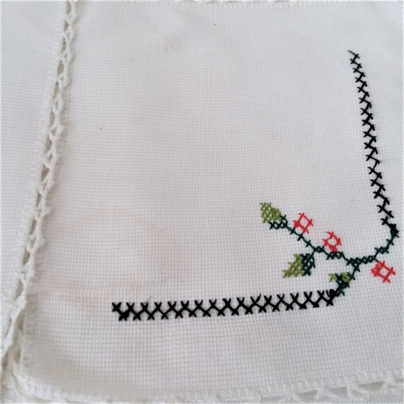 4 VTG Amish Linen Luncheon Napkins Crosstitch Flower Scalloped Edge Handmade - Picture 2 of 6